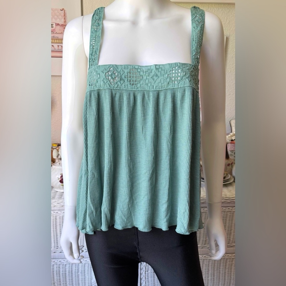 Lucky Brand Tank Top Low Cut Knit embroidered in green color Size Large